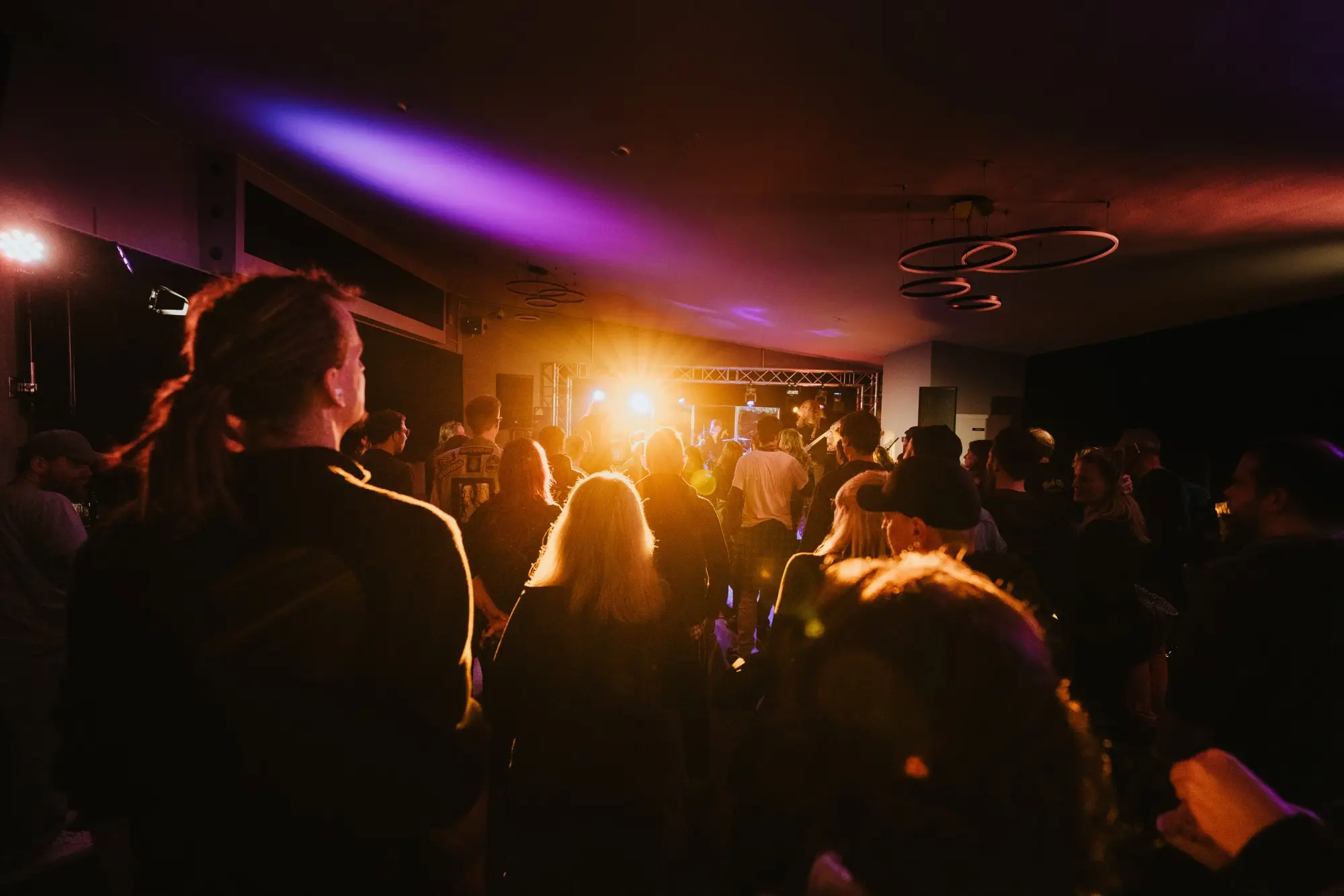 Publikum vor der Bühne bei einem Konzert im KULT61 in Hanau-Großauheim