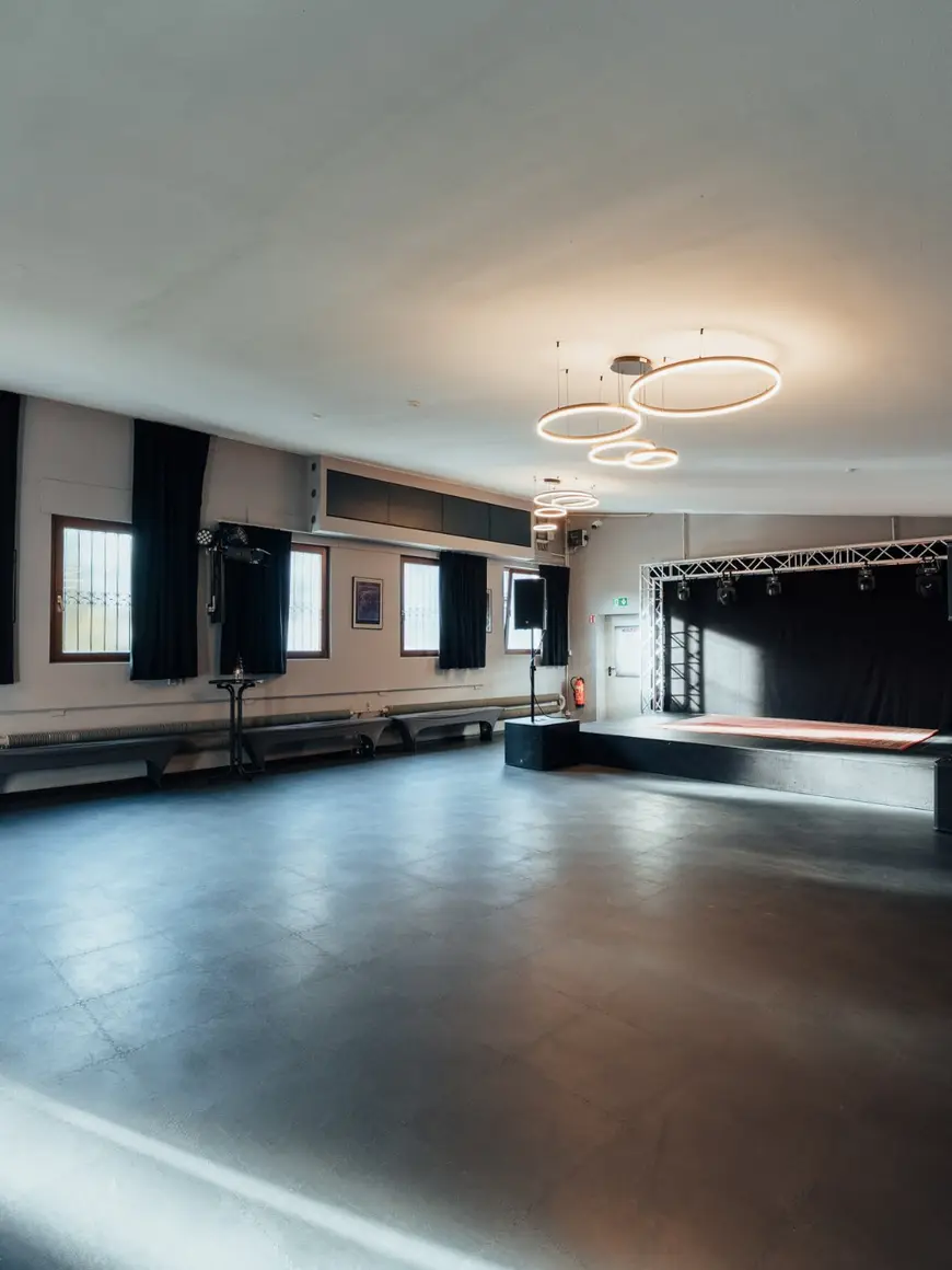 Tanzfläche und Stehtische im Saal des KULT61